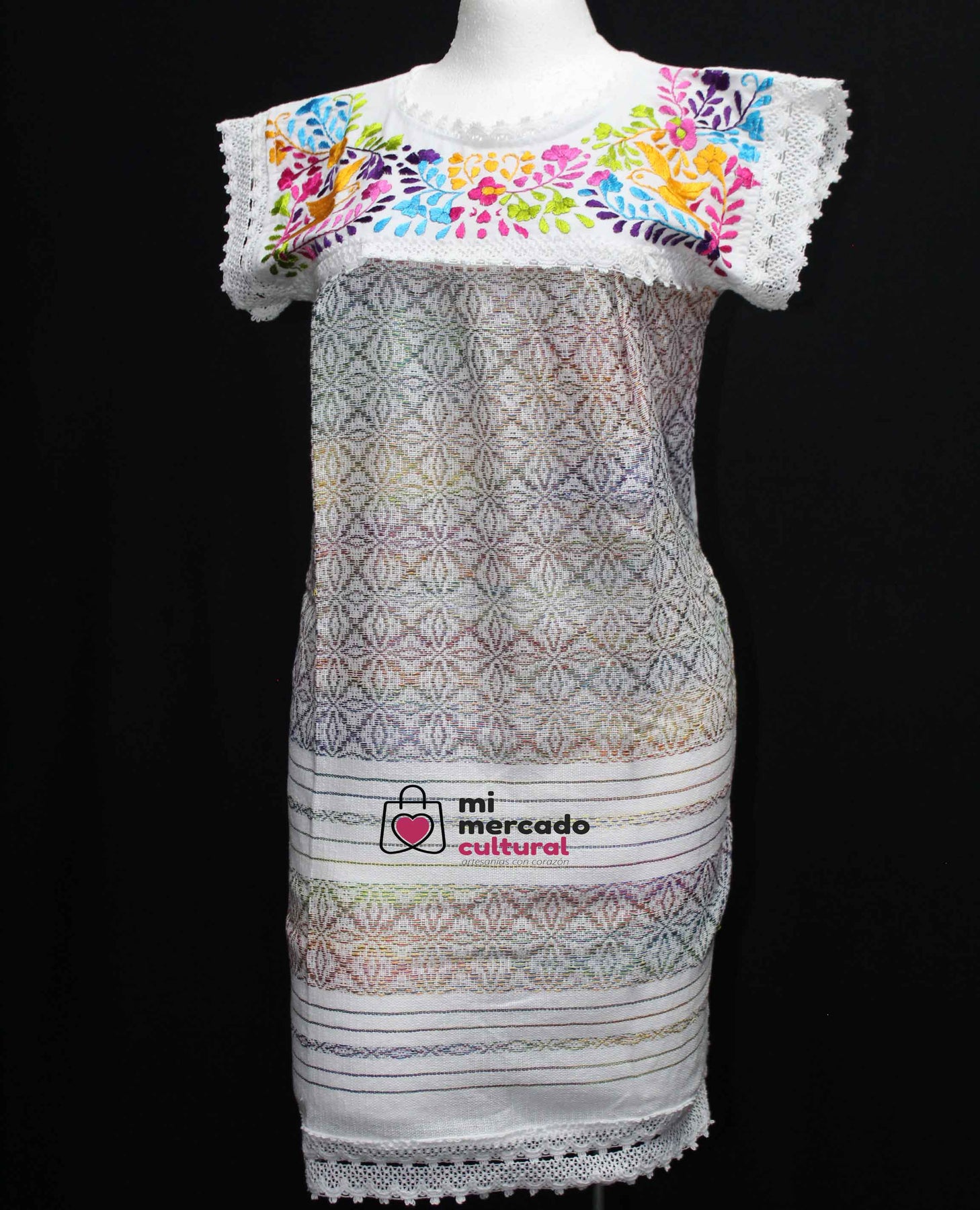 Vestido corto, bordado con aves y flores de1